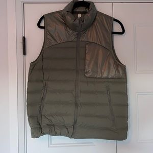 Lululemon down vest, never worn, perfect condition, size 6